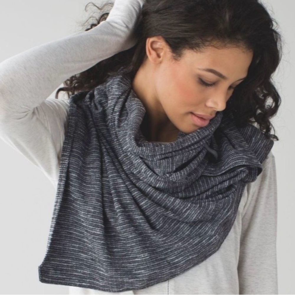 Lululemon vinyas scarf coco pique black white